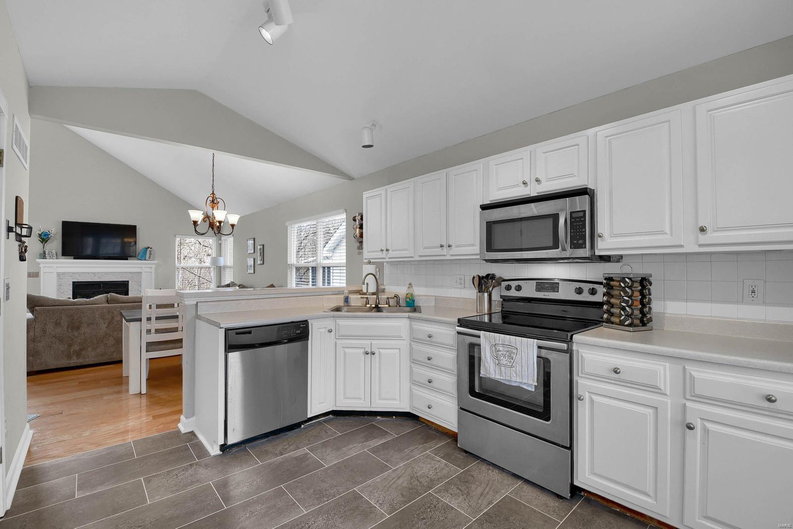 1906 Strawberry Ridge Drive Ballwin, MO 63021 - Photo 9 of 27 Gallery Image 9