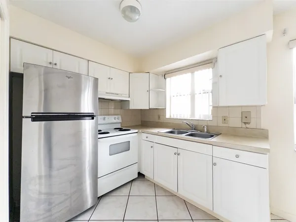 $899,999 | 5870 Northwest 16th Place, Sunrise, FL 33313