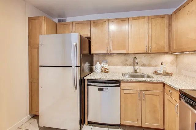 $2,500 | 655 West Irving Park Road, Unit 606, Chicago, IL 60613