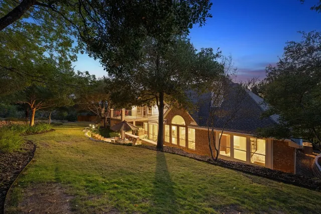 a view of a yard with a tree