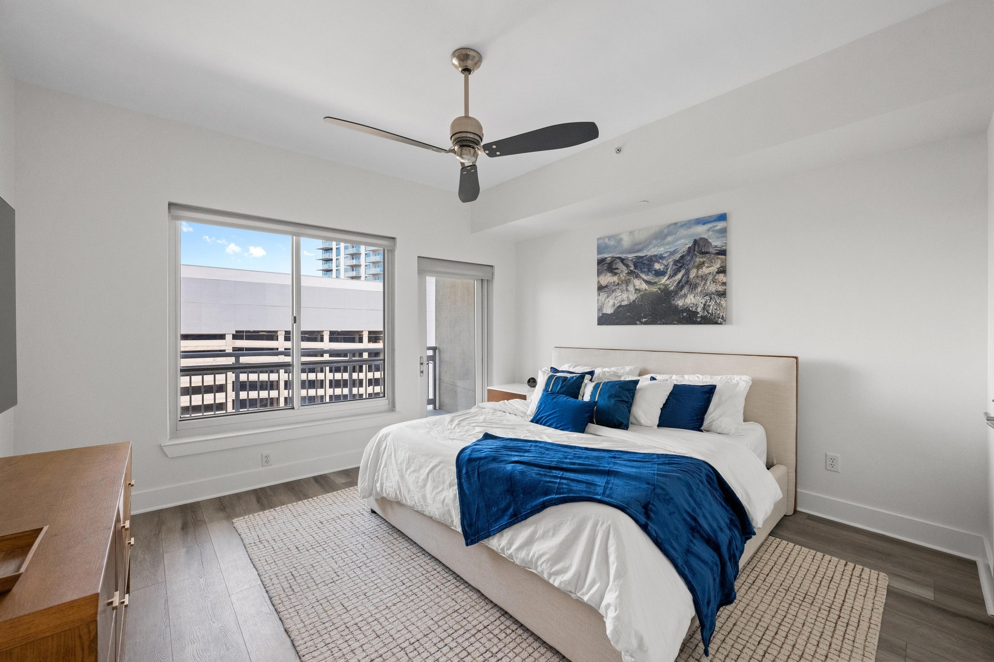 603 Davis Street, Unit 1002 Austin, TX 78701 - Photo 12 of 40 a bedroom with bed and a window