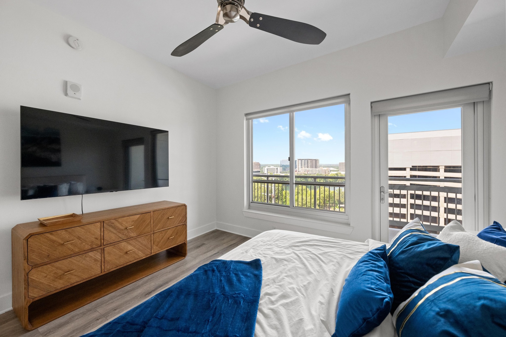 603 Davis Street, Unit 1002 Austin, TX 78701 - Photo 13 of 40 a living room with a bed furniture and a flat screen tv