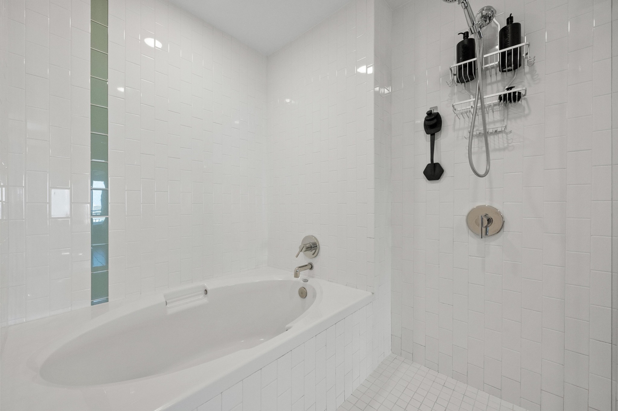 603 Davis Street, Unit 1002 Austin, TX 78701 - Photo 15 of 40 a bathroom with a tub