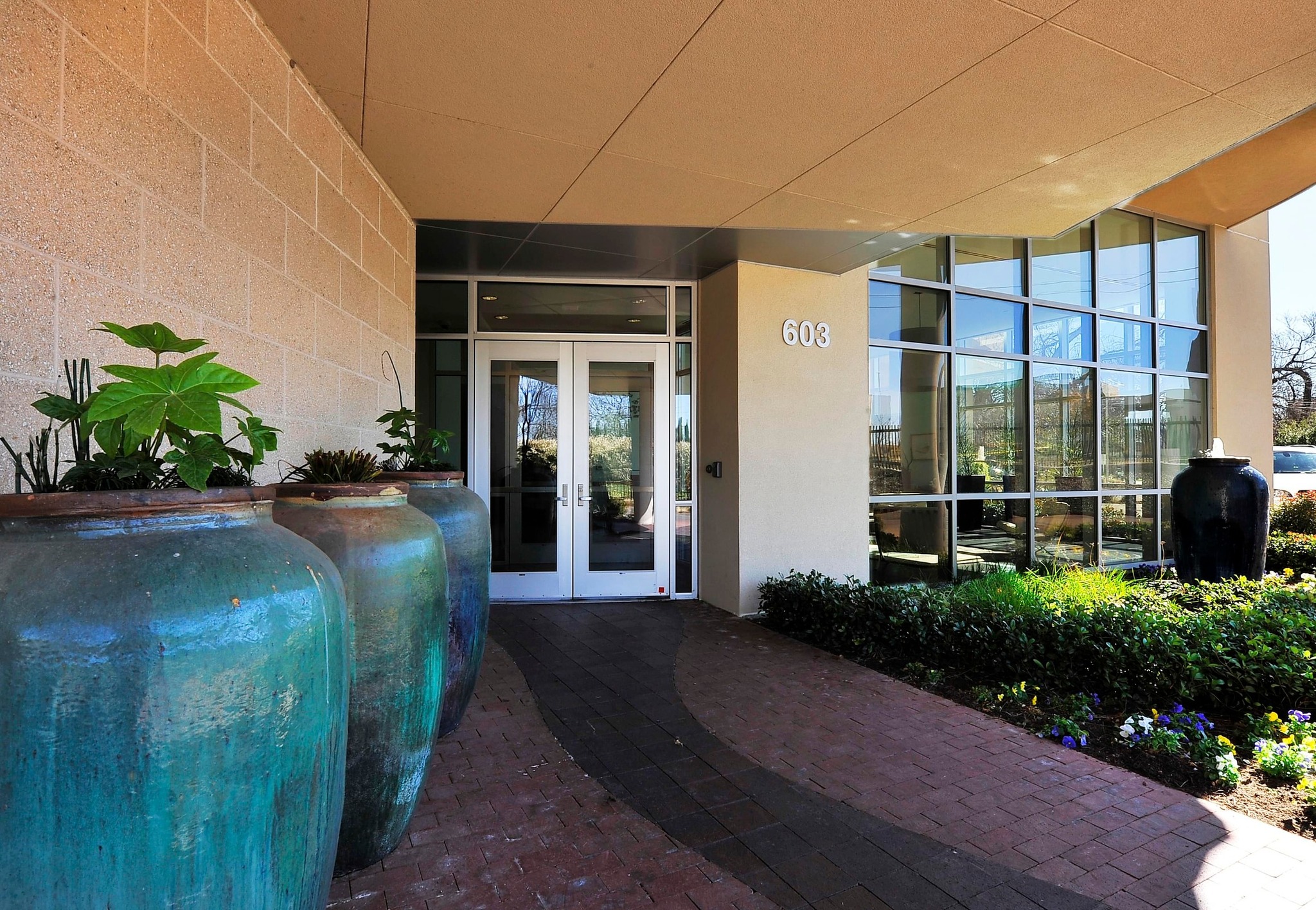 603 Davis Street, Unit 1002 Austin, TX 78701 - Photo 22 of 40 a living room with furniture