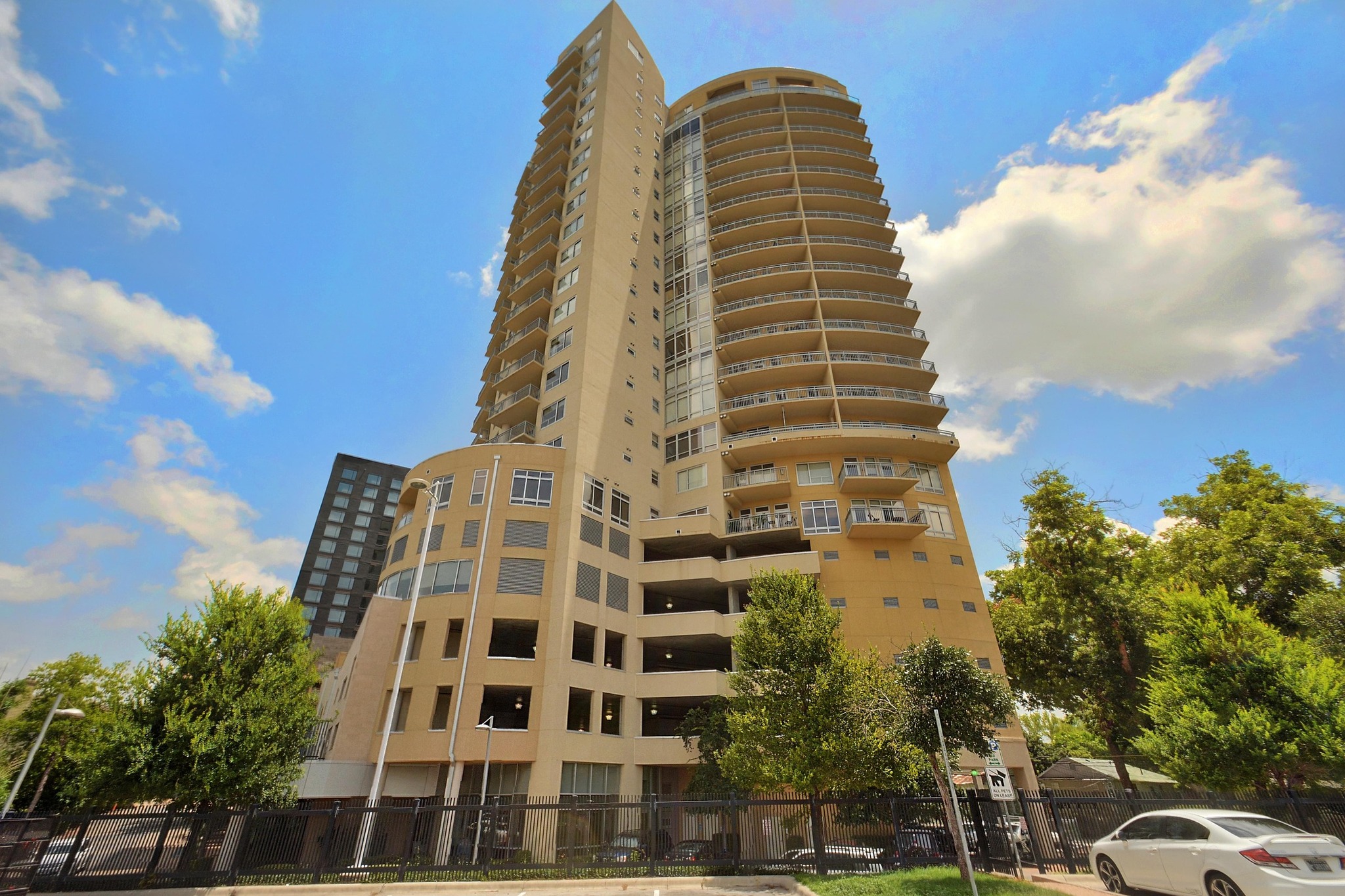 603 Davis Street, Unit 1002 Austin, TX 78701 - Photo 24 of 40 a front view of a building