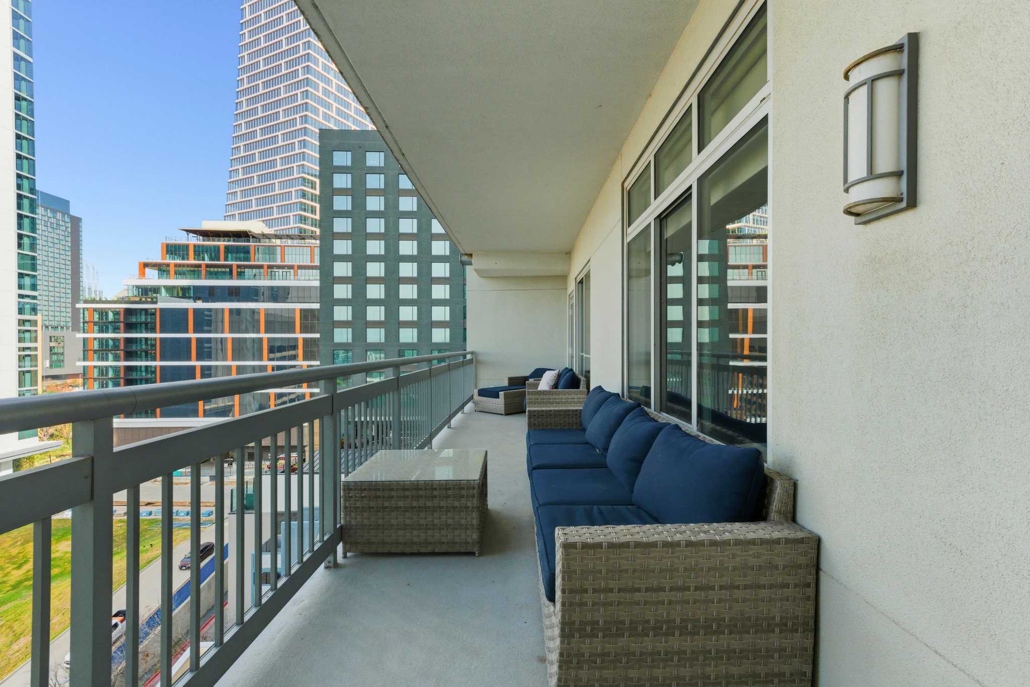 603 Davis Street, Unit 1002 Austin, TX 78701 - Photo 26 of 40 a balcony with furniture and a window