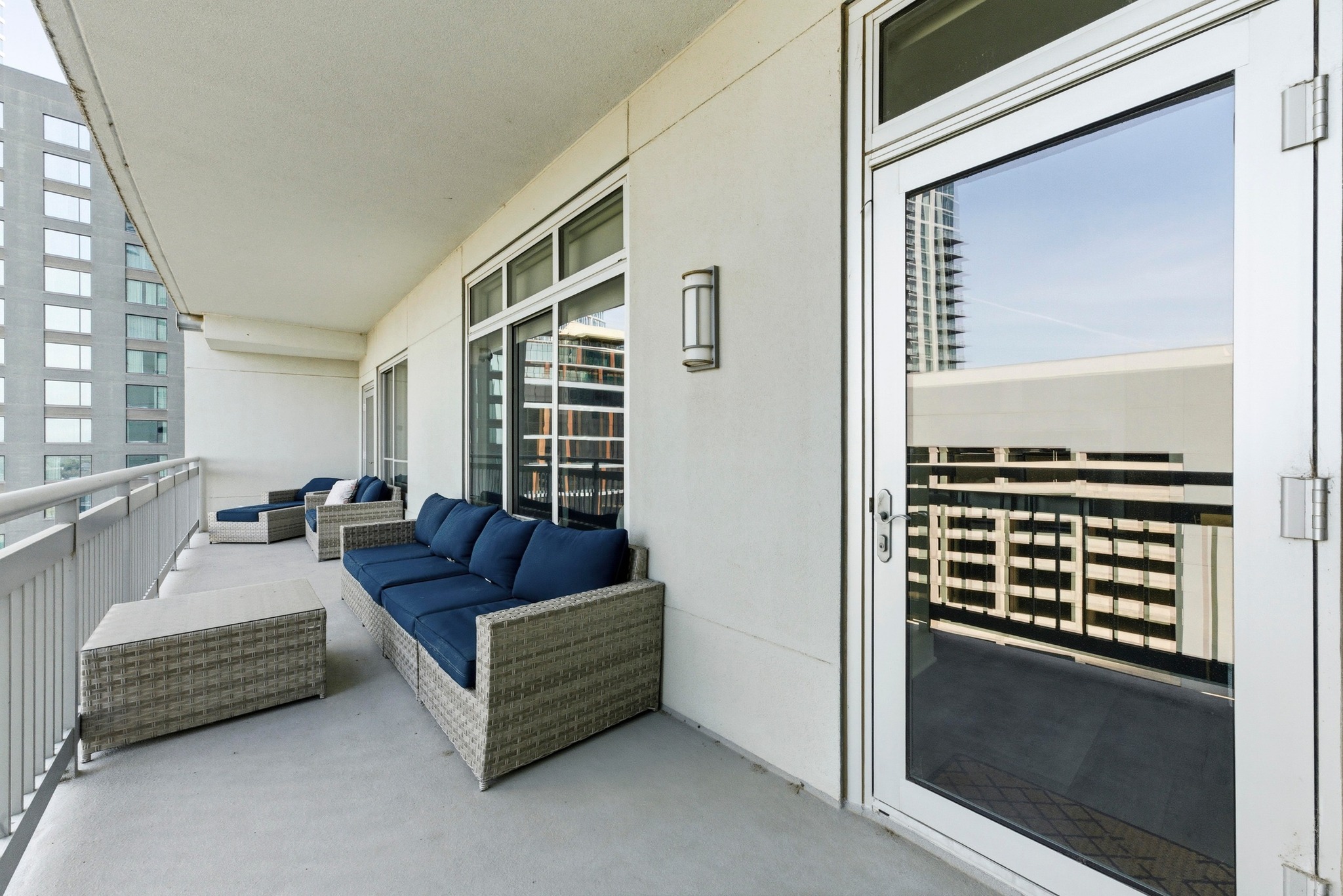 603 Davis Street, Unit 1002 Austin, TX 78701 - Photo 27 of 40 a living room with furniture and a window