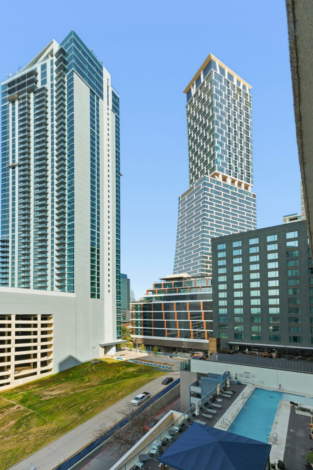 603 Davis Street, Unit 1002 Austin, TX 78701 - Photo 32 of 40 a view of a building from the balcony
