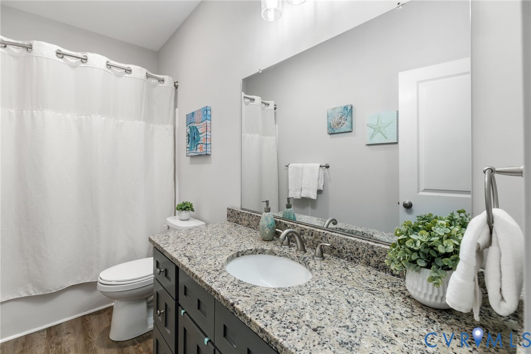 3269 Lowry Road Columbia, VA 23038 - Photo 19 of 57 Full bath in the hall