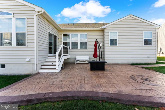a view of a house with backyard and a garden