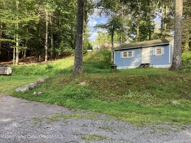 a view of a back yard