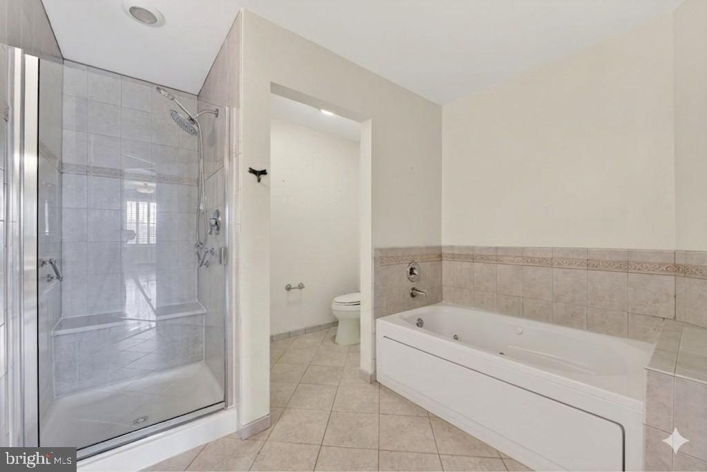 11776 Stratford House Place, Unit 502 Reston, VA 20190 - Photo 17 of 34 a bathroom with a bathtub and a shower