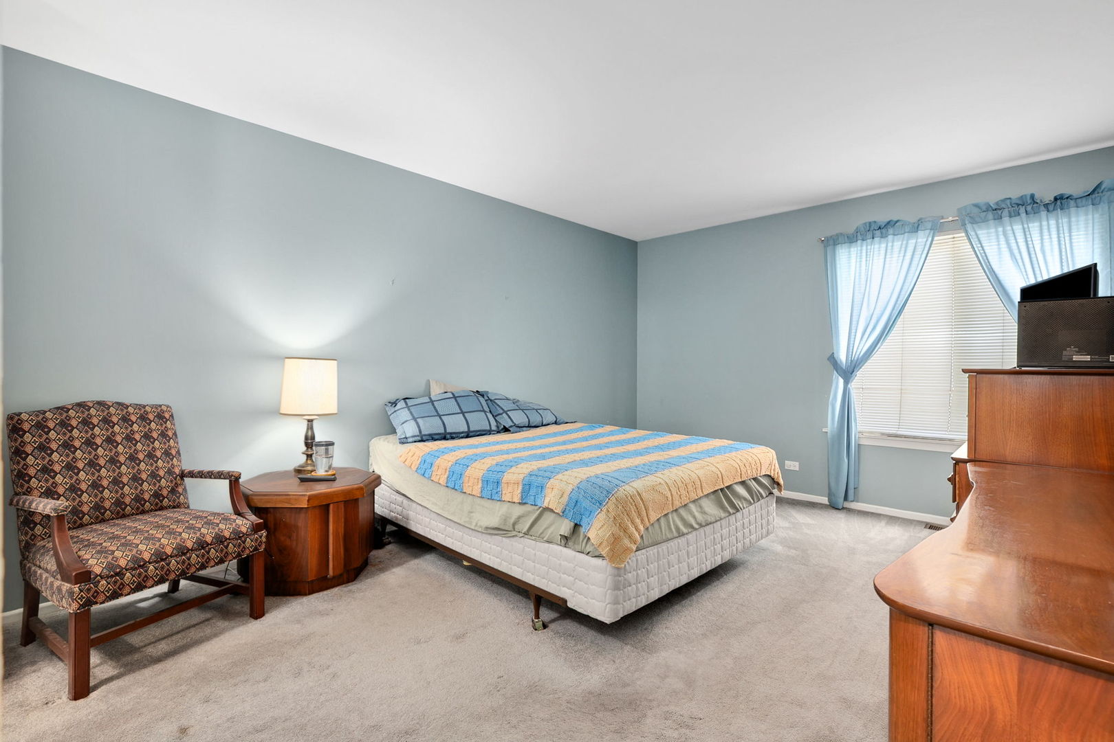 35 Buckingham Lane Buffalo Grove, IL 60089 - Photo 10 of 18 a bedroom with a bed and window