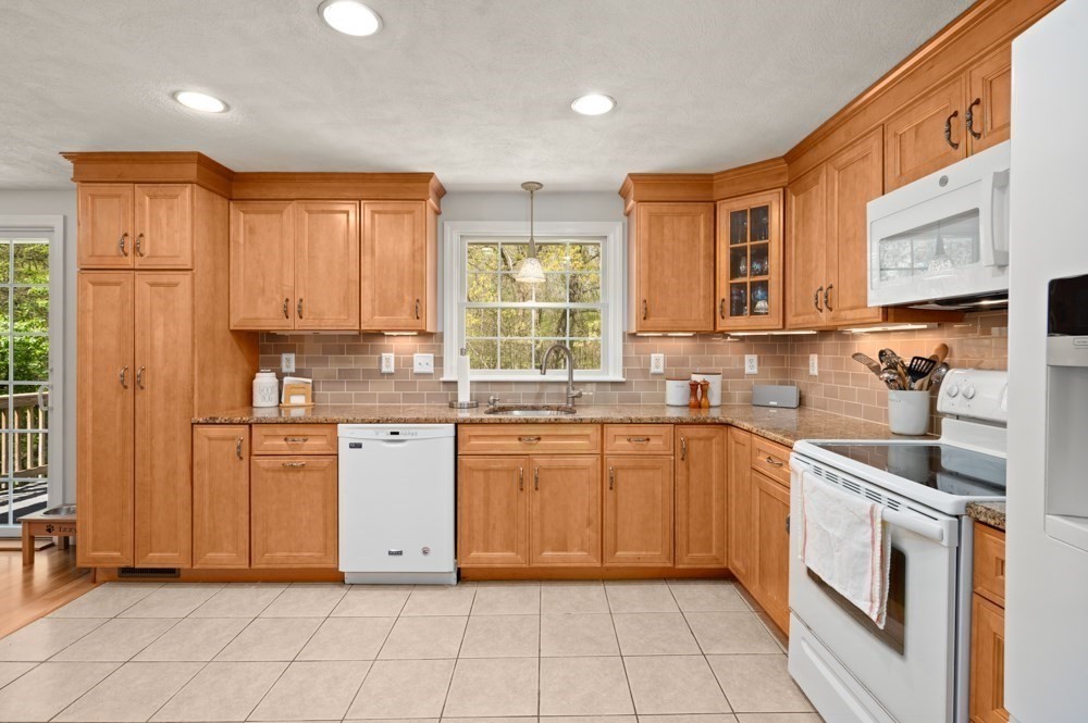 26 Hillview Road North Reading, MA 01864 - Photo 4 of 39 Gallery Image 4