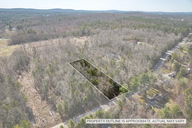 a view of a yard in a field