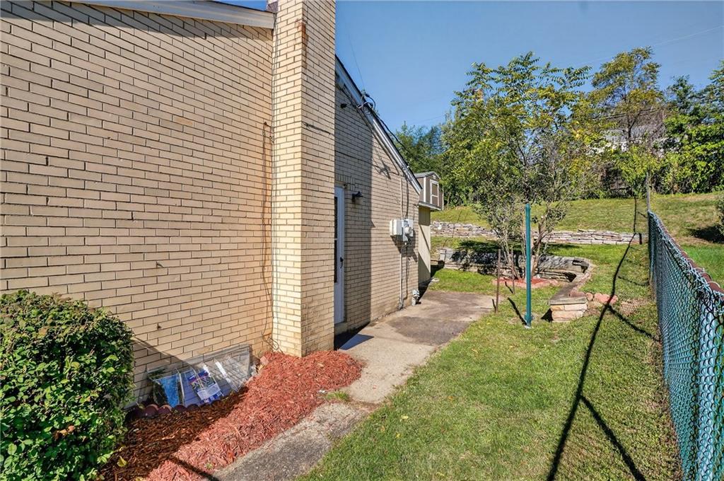 1209 Varner Road Pittsburgh, PA 15227 - Photo 33 of 40 a backyard of a house with seating space