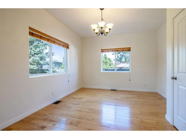 a view of empty room with window