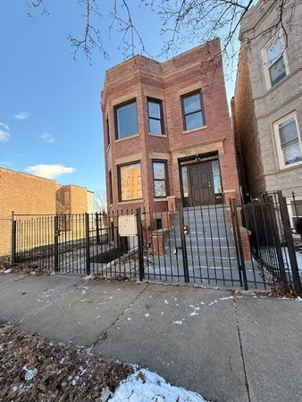 $2,300 | 3651 West Grenshaw Street, Unit 2, Chicago, IL 60624