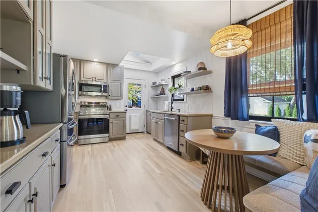 $670,000 | 401 Huntington Road, Kansas City, MO 64113