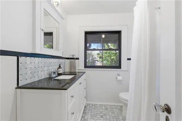 $670,000 | 401 Huntington Road, Kansas City, MO 64113