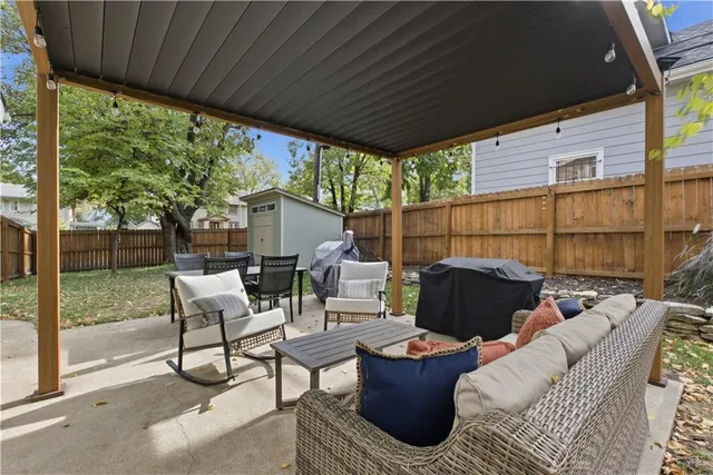 $670,000 | 401 Huntington Road, Kansas City, MO 64113