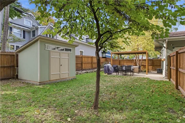 $670,000 | 401 Huntington Road, Kansas City, MO 64113