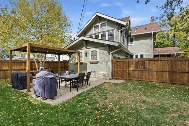 $670,000 | 401 Huntington Road, Kansas City, MO 64113