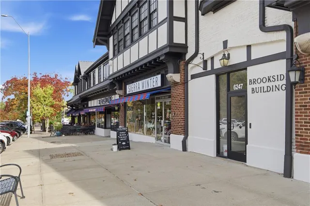 $670,000 | 401 Huntington Road, Kansas City, MO 64113