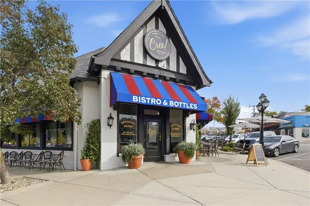 $670,000 | 401 Huntington Road, Kansas City, MO 64113