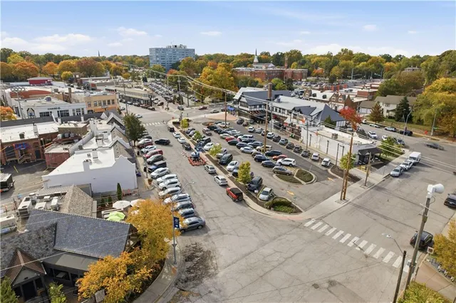 $670,000 | 401 Huntington Road, Kansas City, MO 64113