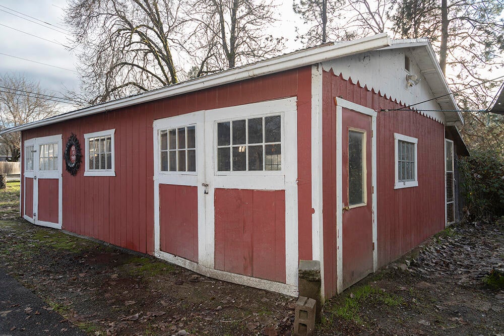 2628 New Hope Road Grants Pass, OR 97527 - Photo 37 of 57 35