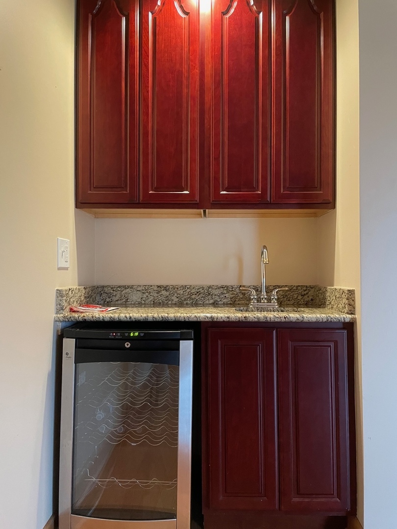 189 South Grove Avenue Elgin, IL 60120 - Photo 3 of 15