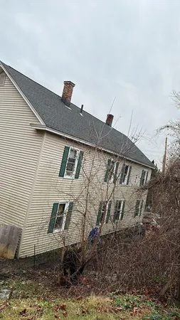 a view of a house with yard
