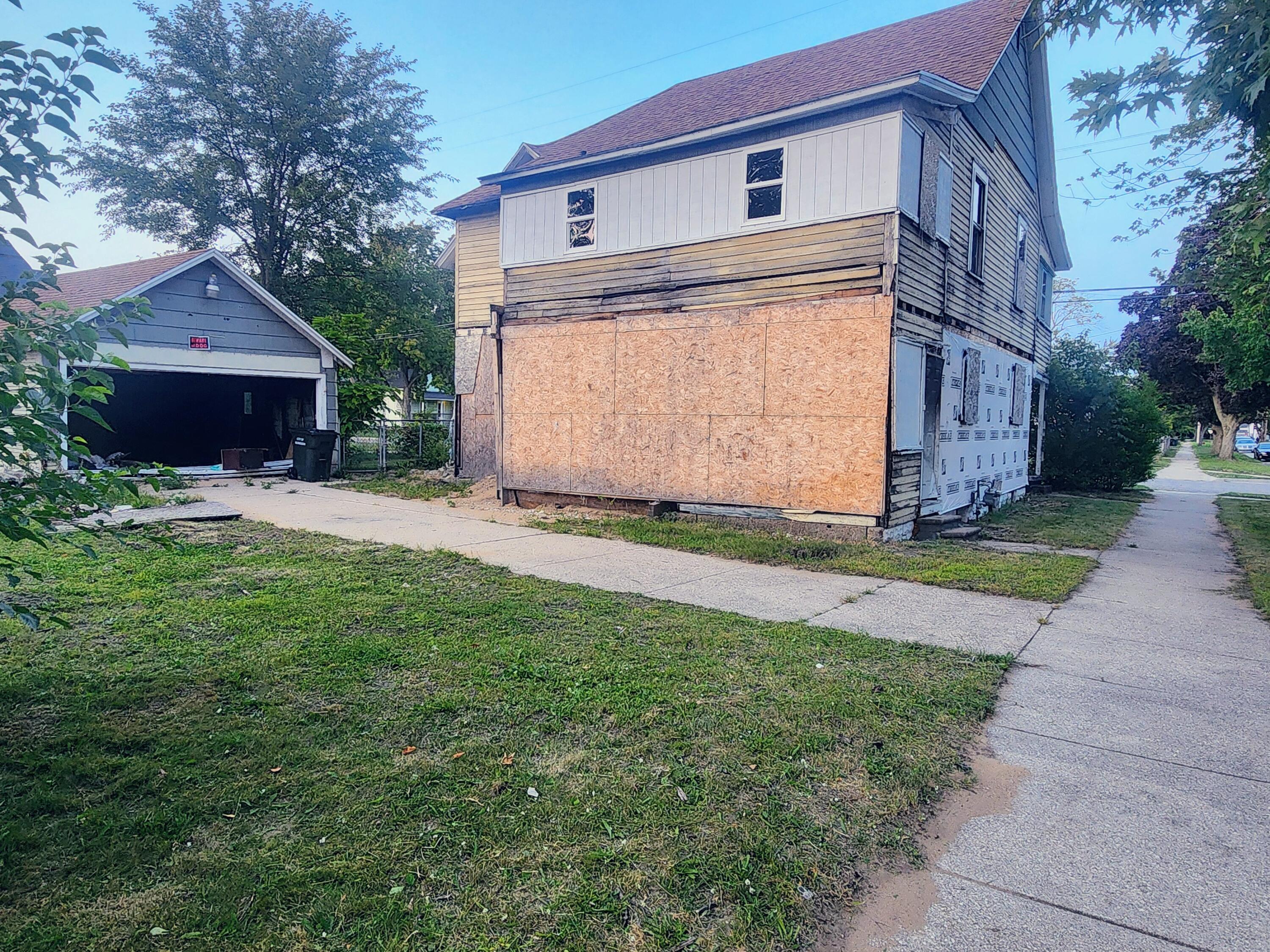 1171 Spring Street Muskegon, MI 49442 - Photo 3 of 15 20250908_200415~2