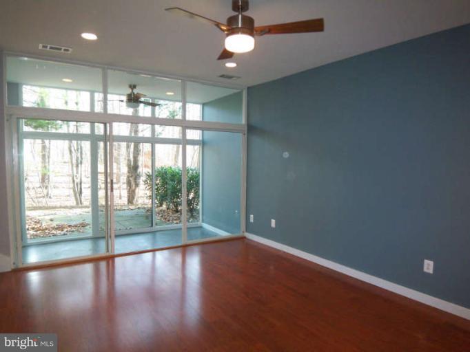 1663 Parkcrest Circle, Unit 5B/100 Reston, VA 20190 - Photo 11 of 26 Living Room