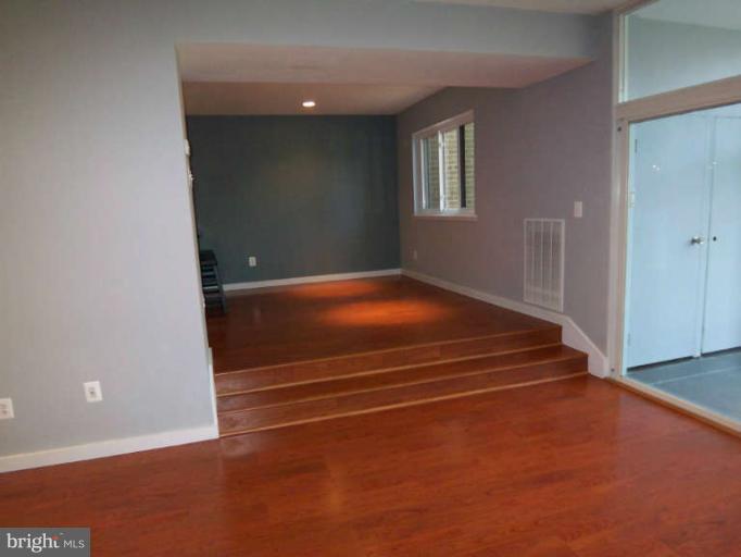 1663 Parkcrest Circle, Unit 5B/100 Reston, VA 20190 - Photo 4 of 26 Interior (General)