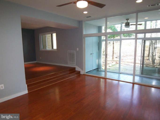 1663 Parkcrest Circle, Unit 5B/100 Reston, VA 20190 - Photo 5 of 26 Living Room