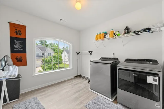 a view of a house with yard and garage
