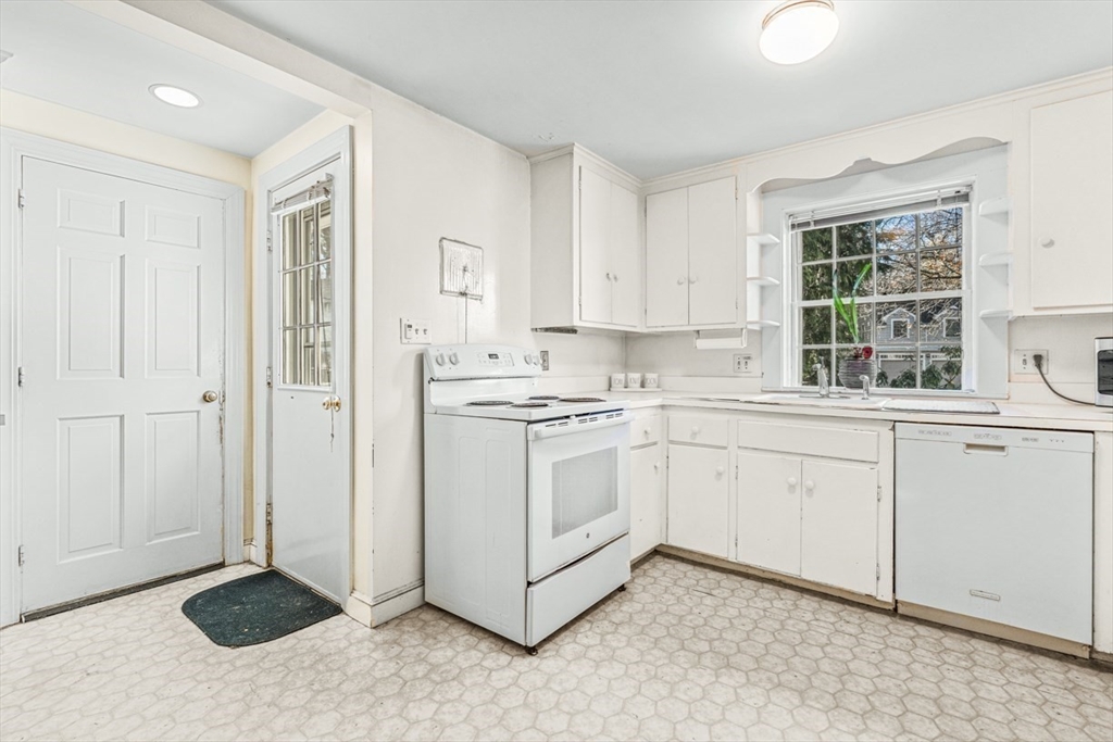 40 Radcliffe Road Wellesley, MA 02482 - Photo 15 of 34