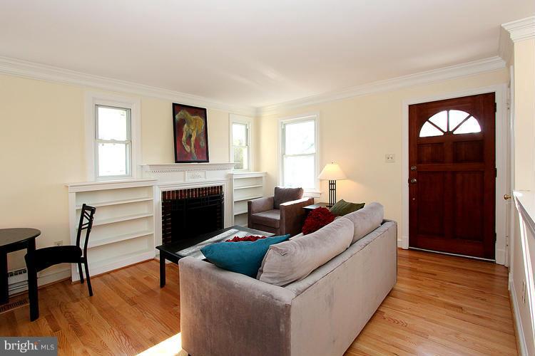 11431 Mapleview Drive Silver Spring, MD 20902 - Photo 4 of 24 Living Room