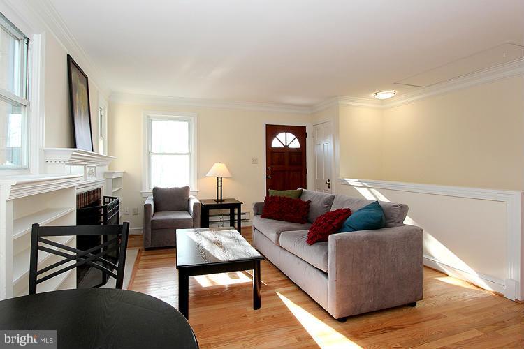11431 Mapleview Drive Silver Spring, MD 20902 - Photo 5 of 24 Living Room