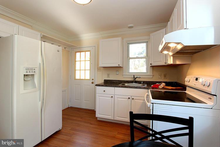 11431 Mapleview Drive Silver Spring, MD 20902 - Photo 9 of 24 Kitchen