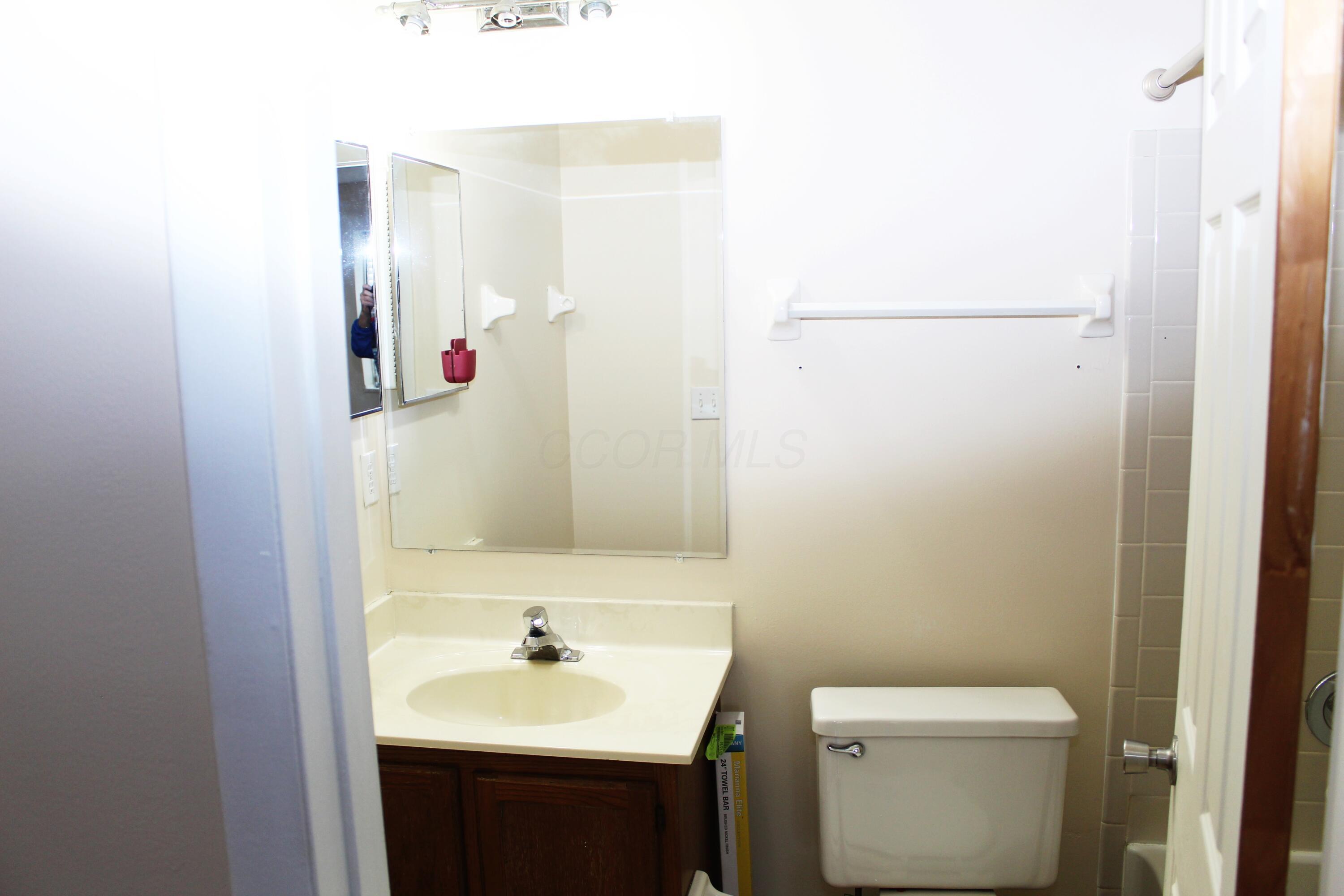 2241 Hedgerow Road, Unit 2241D Columbus, OH 43220 - Photo 15 of 21 2241 Bath 1.2