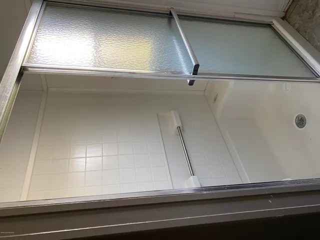 an empty room with a ceiling fan and closet