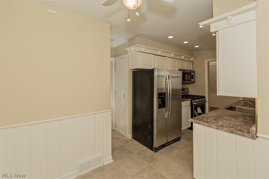 3575 Strathavon Road Cleveland, OH 44120 - Photo 12 of 33