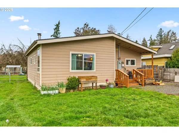 $299,900 | 38823 Mathews Drive, Dexter, OR 97431