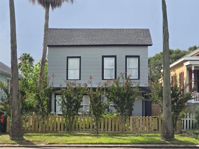 $1,450 | 1119 Broadway Avenue J, Unit 2, Galveston, TX 77550