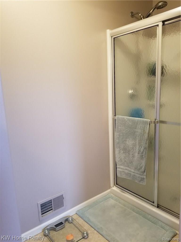 3141 Summers Road Keego Harbor, MI 48320 - Photo 14 of 27 Mater Bath Shower