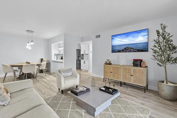 $2,400 | 629 Sea Pine Way, Unit D2, Greenacres, FL 33415