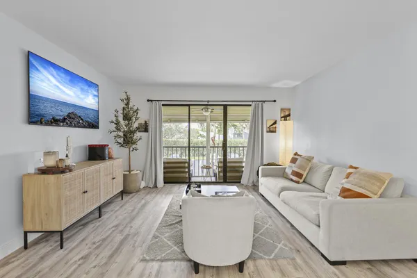 $2,400 | 629 Sea Pine Way, Unit D2, Greenacres, FL 33415